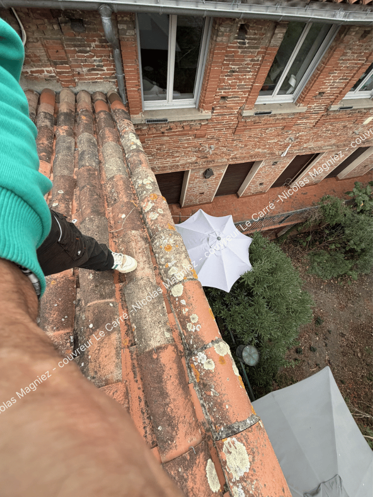 Intervention sur toiture au-dessus d'une cour intérieure